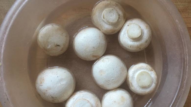 快手菜小炒口蘑,口蘑用盐水浸泡30分钟；