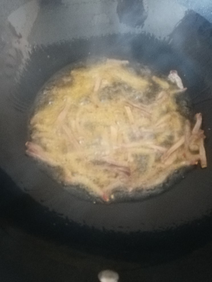 咸肉豆干炒芦蒿,油烧热以后下咸肉丝炒变色