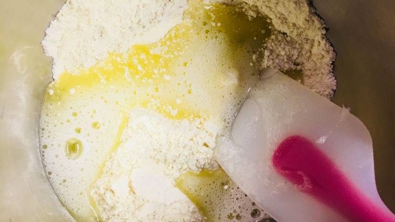 蓝莓酱费南雪,将搅拌好的蛋清溶液倒入混合好的低粉中