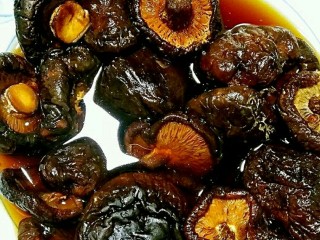 香菇鲜肉大馄饨,干香菇用热水泡发，洗净。
