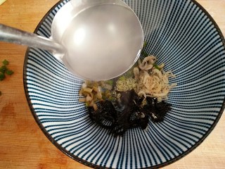 香菇鲜肉大馄饨,用锅中煮开的水冲开调制汤底，如果有高汤也可用高汤，味道会更鲜美。