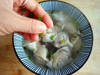 香菇鲜肉大馄饨,将馄饨盛入调好的汤底中，撒上一点小葱即可。