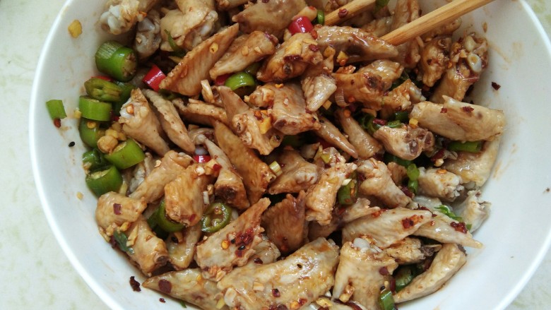 爽口鸡翅尖，年夜饭下酒菜,用筷子搅拌均匀，这样腌制10-15分钟入味。