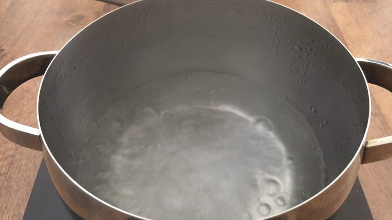营养早餐  肉末雪菜玉米面粥,锅里放入800ml的水，把水煮开。