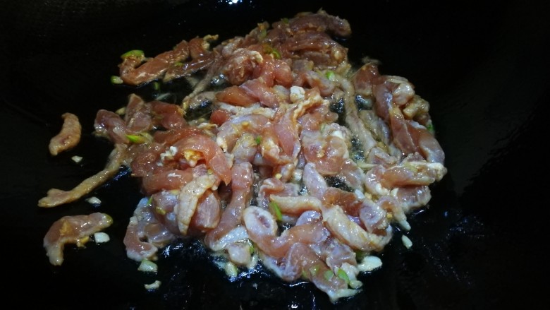 立春美食～炒合菜,锅中油热虾里脊肉丝