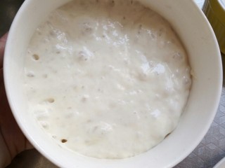 萌萌哒！牛奶面包(波兰种),将波兰种酵头材料全部混合，室温发酵到起满泡泡，大概3～4个小时左右，室温高发酵的快 室温低则延长发酵时间，主要看起满小泡泡即可