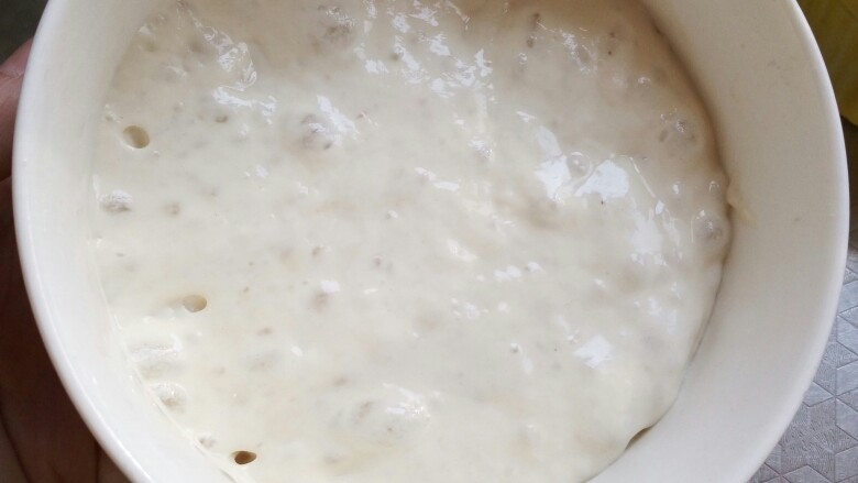 萌萌哒！牛奶面包(波兰种),将波兰种酵头材料全部混合，室温发酵到起满泡泡，大概3～4个小时左右，室温高发酵的快 室温低则延长发酵时间，主要看起满小泡泡即可