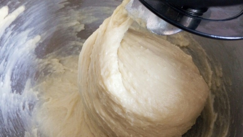 萌萌哒！牛奶面包(波兰种),面团主要是先一档低速混合，再2档中速搅拌成团，最后3档高速搅打出筋