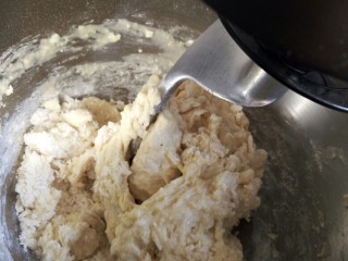 萌萌哒！牛奶面包(波兰种),用厨师机一档搅拌到无干粉，之后转2档继续搅拌