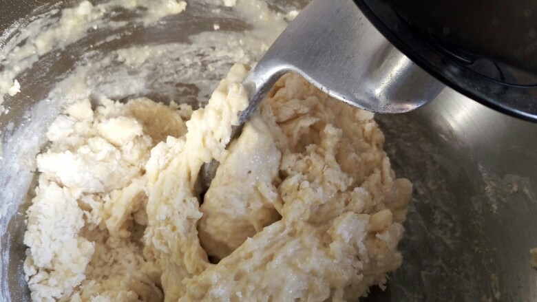 萌萌哒！牛奶面包(波兰种),用厨师机一档搅拌到无干粉，之后转2档继续搅拌