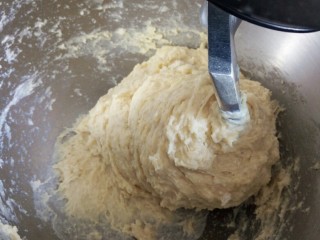 萌萌哒！牛奶面包(波兰种),2档搅拌到基本成团就可以转3档高速搅拌了