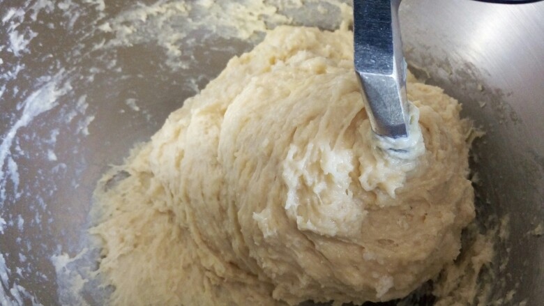 萌萌哒！牛奶面包(波兰种),2档搅拌到基本成团就可以转3档高速搅拌了