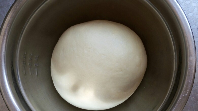 萌萌哒！牛奶面包(波兰种),将面团放入盆中盖上盖子，放在温暖的地方进行第一次发酵。温度大概在35度左右