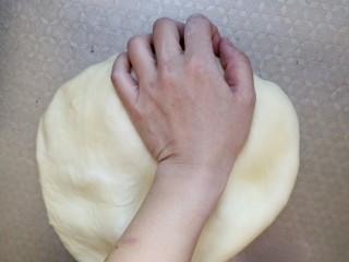 萌萌哒！牛奶面包(波兰种),取出面团用手按压排气，排除大气泡即可。