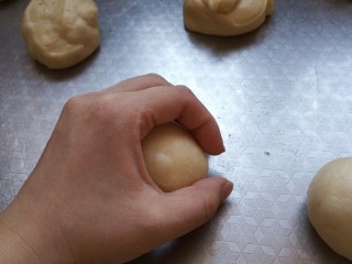 萌萌哒！牛奶面包(波兰种),将面团分成8等份，再案板上用手搓圆，表面光滑