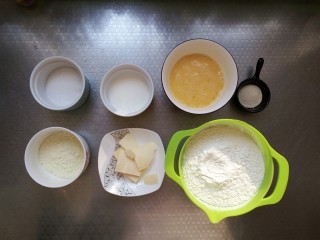 萌萌哒！牛奶面包(波兰种),准备好所有材料，全部称重