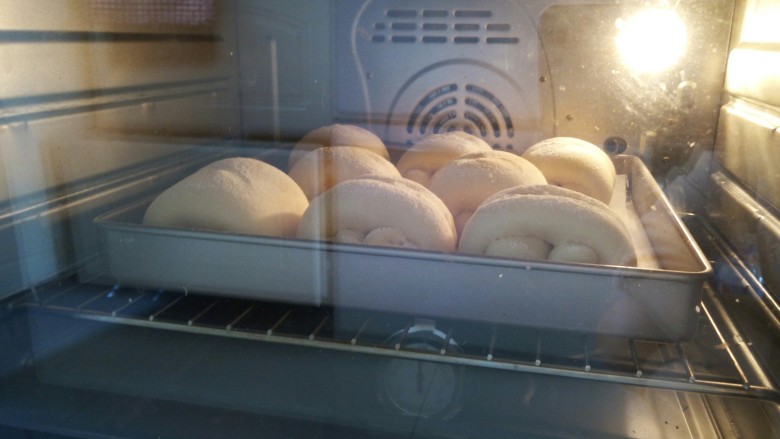 萌萌哒！牛奶面包(波兰种),烤箱160度中下层烘烤20分钟 ，表面上色盖锡纸