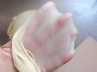 萌萌哒！牛奶面包(波兰种),揉好的面团不粘手，光滑有弹性，可以拉出一层薄薄的膜既为手套膜。这个步骤必须揉出手套膜，这是面包成功的关键之一。