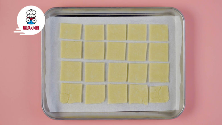 低卡土豆薄脆饼！,将面皮切成均匀的方块，摆入铺有烘焙纸的烤盘