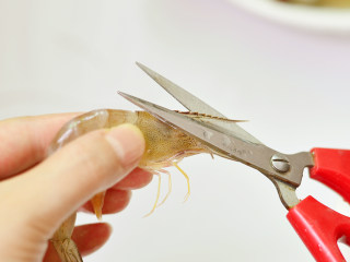 香辣小炒虾,用剪刀剪去虾枪