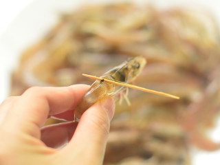 香辣小炒虾,从虾背的第二关节挑出虾线