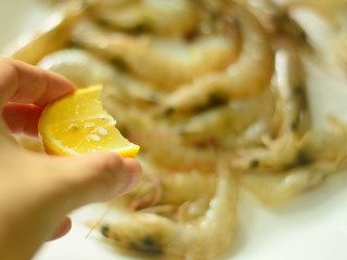 香辣小炒虾,将处理好的虾放入盘中，挤上一些柠檬汁腌制一会