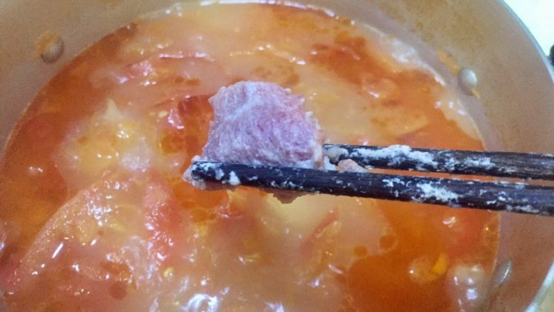 番茄三鲜水晶肉片浓汤,保持汤汁微开的程度'煮肉片，住下去的时候不要搅拌等肉片表面变色后才搅拌