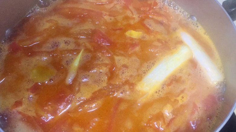 番茄三鲜水晶肉片浓汤,炒好的番茄倒入3里面熬番茄汤