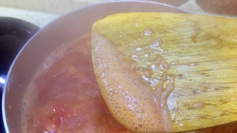 番茄三鲜水晶肉片浓汤,去掉表面的浮沫，汤开了后小火熬汤