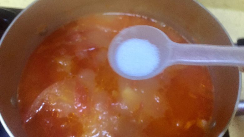 番茄三鲜水晶肉片浓汤,番茄汤汁熬到你满意的程度放入适量的盐