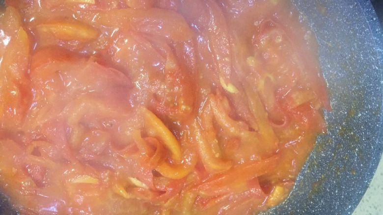 番茄三鲜水晶肉片浓汤,多炒一会，把番茄的汁水炒出来，番茄尽量炒软烂