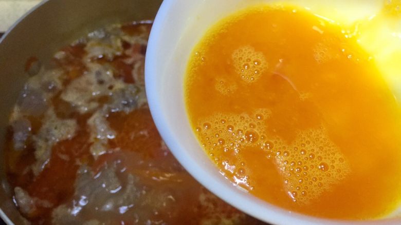 番茄三鲜水晶肉片浓汤,肉片浮上汤面加入鸡蛋液冲成蛋花，汤汁再次开后即可盛起