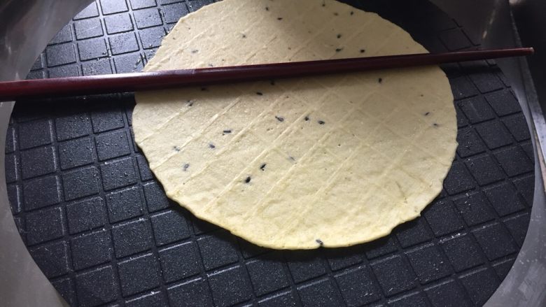 芝麻蛋卷,烤好后趁热用筷子辅助卷起