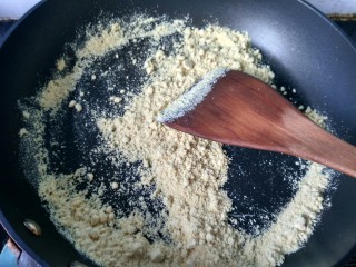 做年货  黄豆面红糖糍粑,将黄豆粉放入锅内，小火炒。