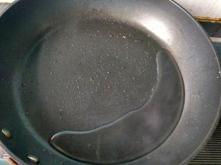 做年货  黄豆面红糖糍粑,锅内放清水，烧开。