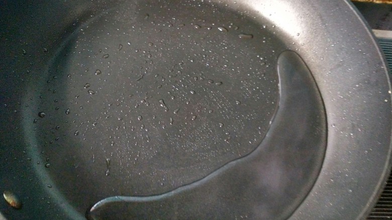 做年货  黄豆面红糖糍粑,锅内放清水，烧开。