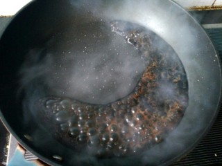 做年货  黄豆面红糖糍粑,将提前准备好的红糖倒入锅中，烧开。