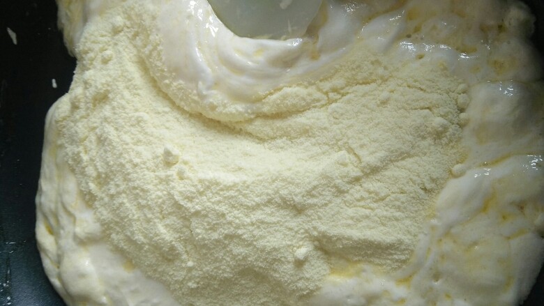 花生味牛轧糖,棉花糖全部溶化后倒入奶粉翻炒，炒至棉花糖与奶粉完全融合即关火。