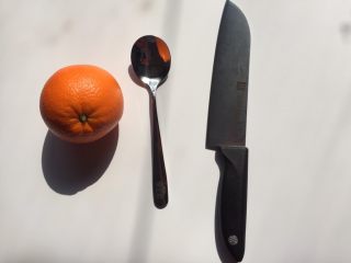 橙篮子,准备一个中等的橙子并清洗干净，备一把勺子和水果刀