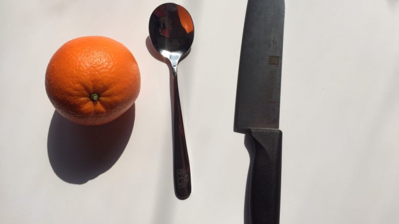 橙篮子,准备一个中等的<a style='color:red;display:inline-block;' href='/shicai/ 626'>橙子</a>并清洗干净，备一把勺子和水果刀