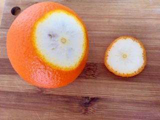 橙篮子,切除橙子的底部（别扔了，待会还有用），方便摆盘