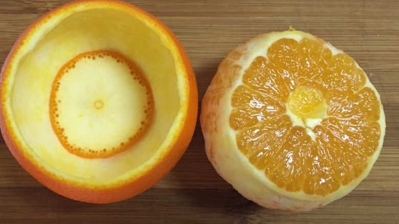 橙篮子,把切掉的底部放入橙子容器底部