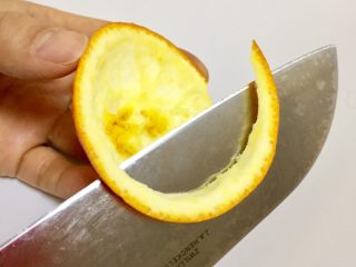 橙篮子,把刚切下来的橙子头部果肉挖出，并旋转切割成粗细均匀的长条，注意：刀快小心操作哦，也可以用剪刀剪成橙子条