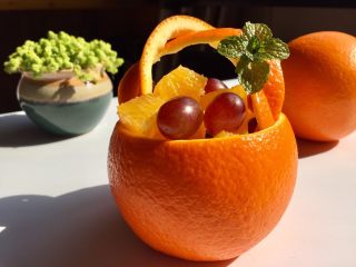 橙篮子,摆上几粒小葡萄，插上薄荷叶，我们的橙篮子就做好了啦。橙心橙意，送你福气❤️