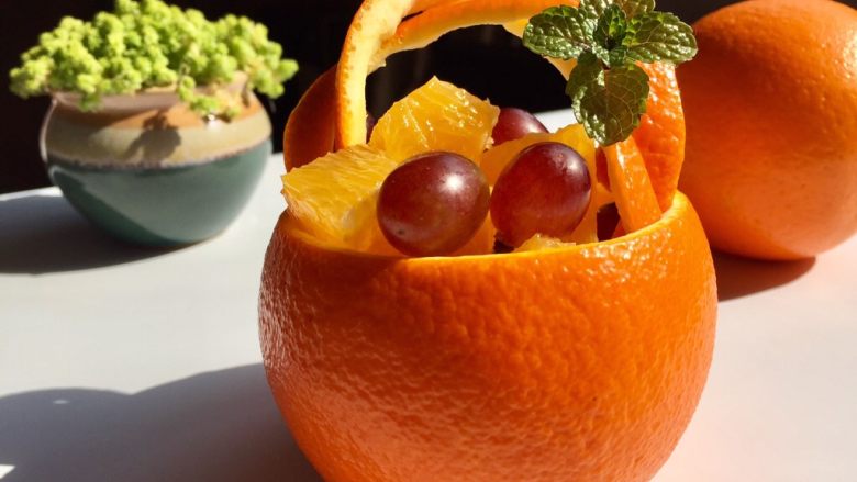 橙篮子,摆上几粒小葡萄，插上薄荷叶，我们的橙篮子就做好了啦。橙心橙意，送你福气❤️