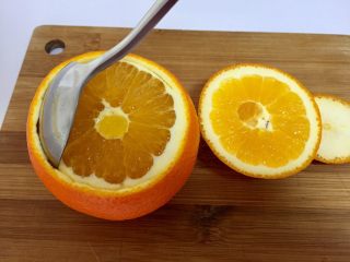 橙篮子,用勺子旋转分离果肉，力气不要太大，避免破坏果皮