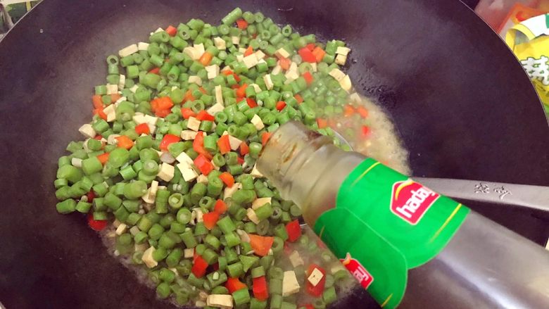 家常一碟小菜の蚝油素三丁（辣椒豆干炒豇豆）,加适量蚝油