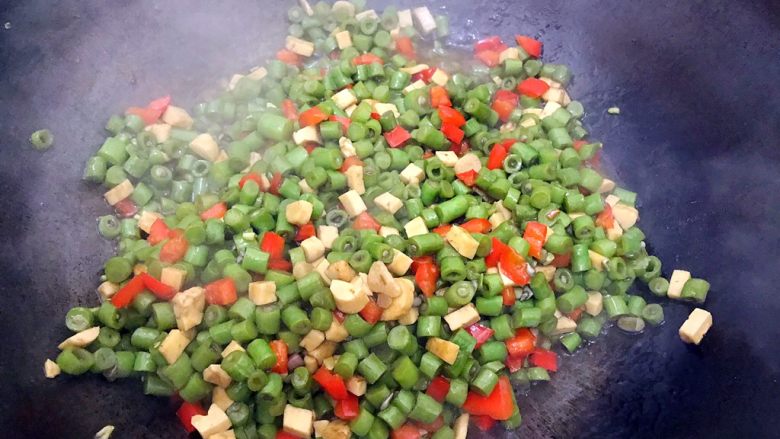 家常一碟小菜の蚝油素三丁（辣椒豆干炒豇豆）,翻炒均匀，至汤汁收紧，即可