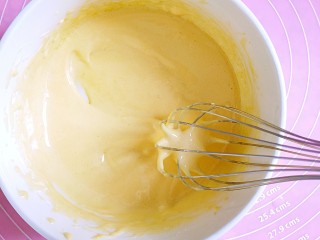 #宝宝零食#蛋黄小奶酥,用电动打蛋器低速打至蛋黄发白，并且打蛋器划过蛋黄糊有明显的痕迹，即可