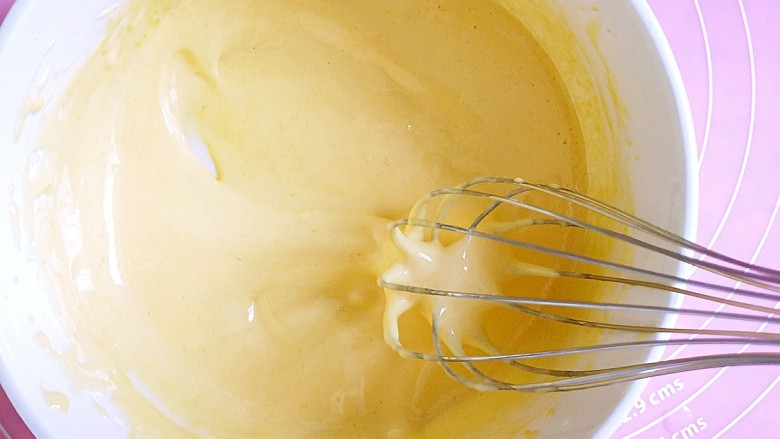 #宝宝零食#蛋黄小奶酥,用电动打蛋器低速打至蛋黄发白，并且打蛋器划过蛋黄糊有明显的痕迹，即可